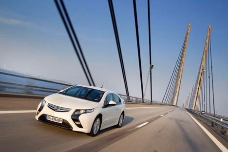 Opel Ampera under testkørsel på Øresundsbroen tidligere på året. Ampera kan køre mellem 40 og 80 kilometer uden at bruge benzin. Først når batteriet har nået sit minimumsniveau, starter en lille benzinmotor og producerer strøm til bilens elmotor, så den elektriske kørsel kan fortsætte.